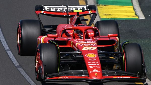 Australi/ Ferrari "zjarr" në provat e lira, Albon përplaset me murin